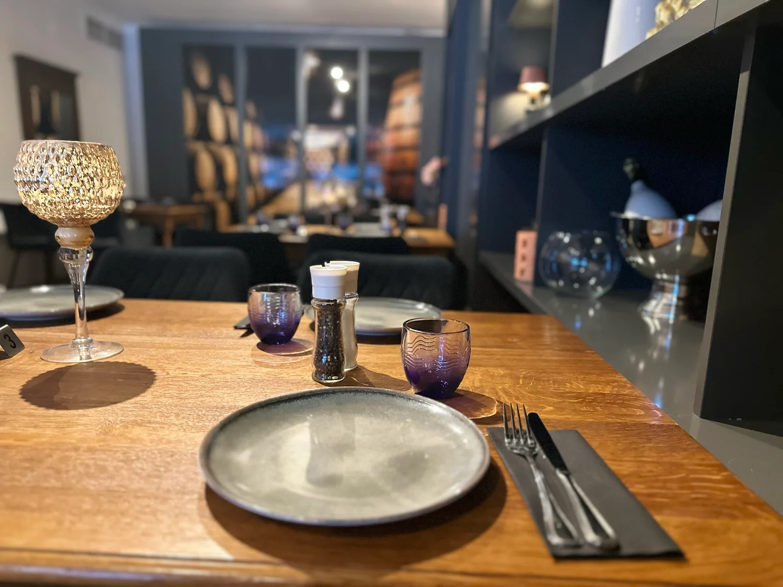 Gedeckter Holztisch mit Tellern und Gläsern bei Francisco’s